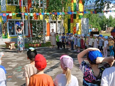 Дошколята отмечают День России